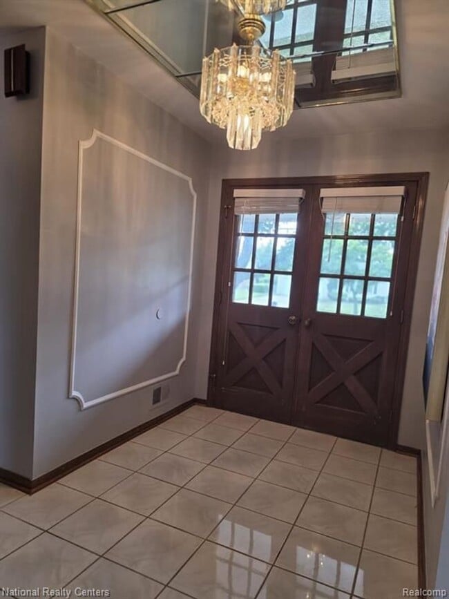 Foto del edificio - Spacious 4-Bedroom Colonial with Fireplace...