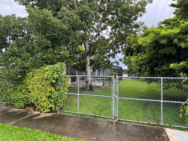 Foto del edificio - 8942 SW 16th St