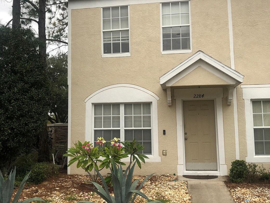 2284 Lake Woodberry Cir, Brandon, FL 33510 Townhome Rentals in