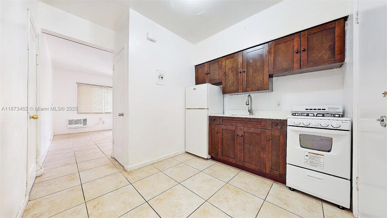 Foto principal - 2499 SW 27th St