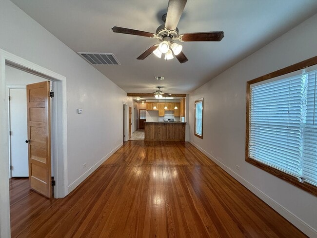 Building Photo - Updated 1926 Craftsman Style 3/1 / Cute Front Porch / No Capet / NBISD