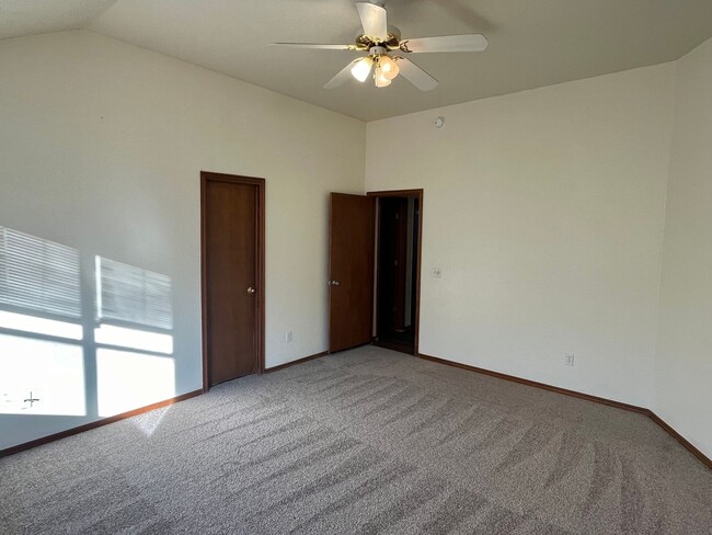 Building Photo - Great 3 Bed, 2 Bath With New Flooring Thro...