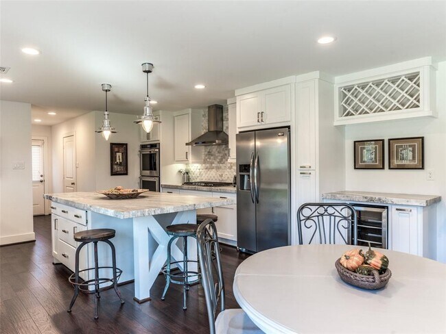Building Photo - 9806 Cliffwood Dr