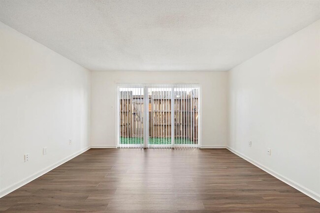 Building Photo - 711 Holiday Dr
