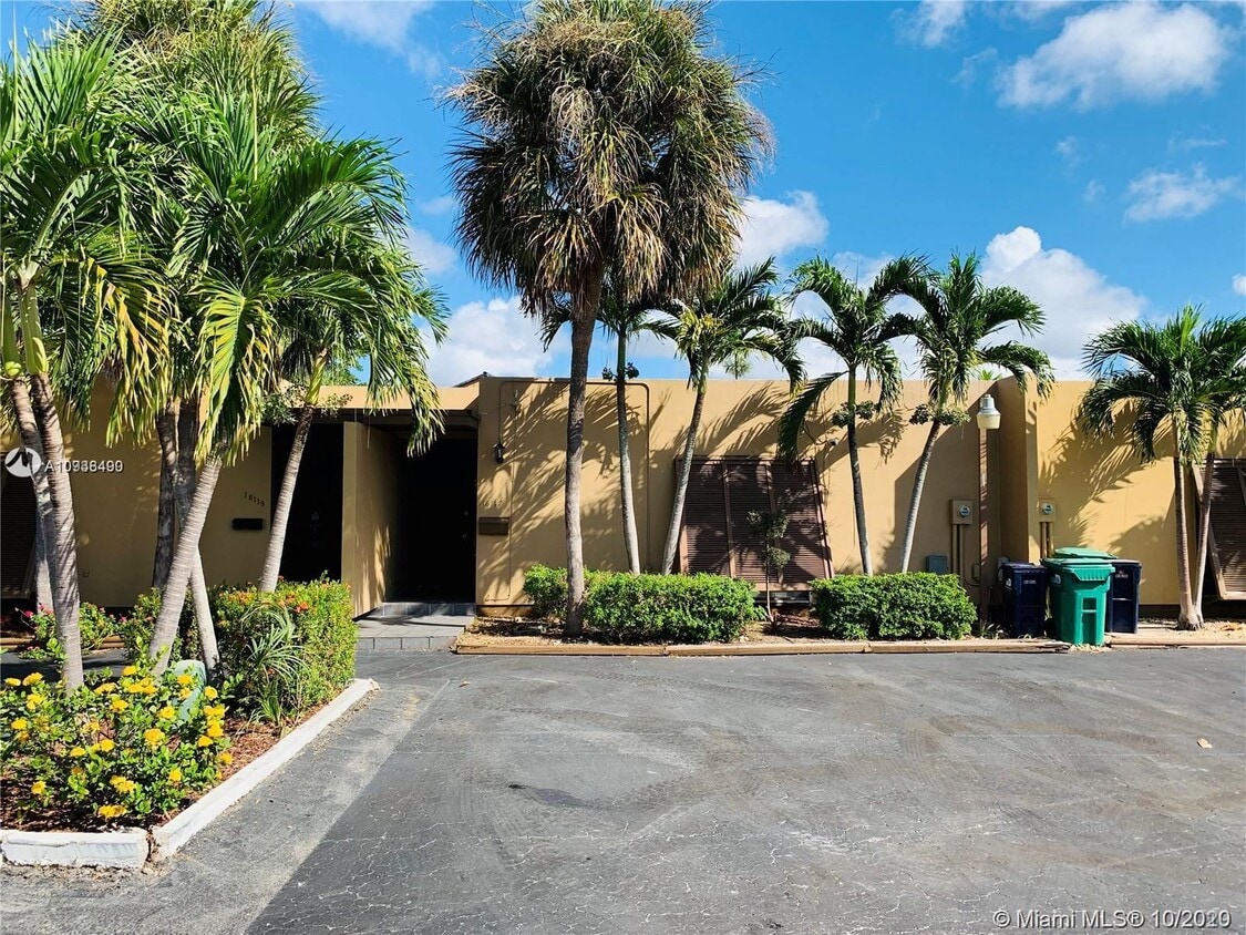 16117 Kingsmoor Way, Miami Lakes, FL 33014 Townhome Rentals in Miami