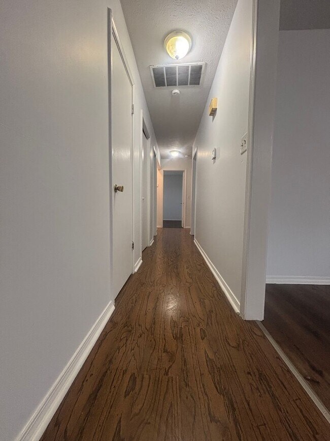 Foto del edificio - Available now 3 bedroom 1.5 bath 2 car garage