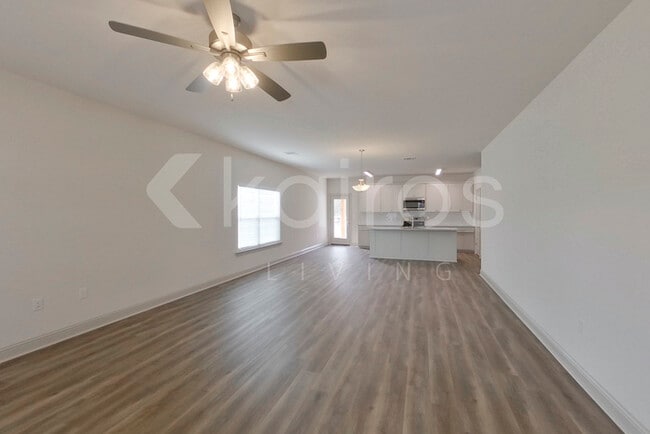 Building Photo - 8118 S Hendrick Dr