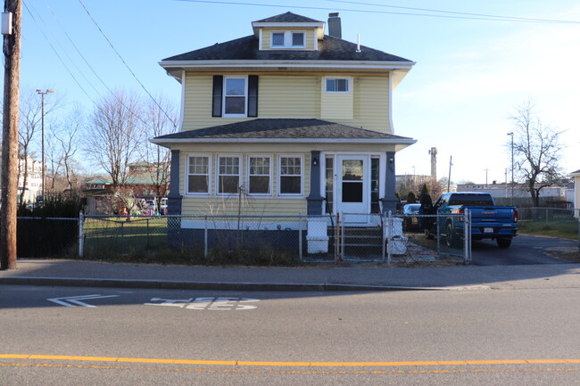 Building Photo - 106 School St