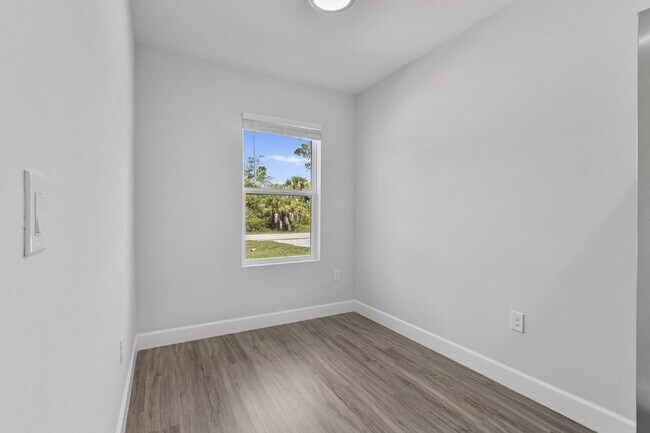 Foto del edificio - "Charming 3-Bed, 2-Bath Duplex Gem in Port Charlotte - Your Ideal Home Awaits!"