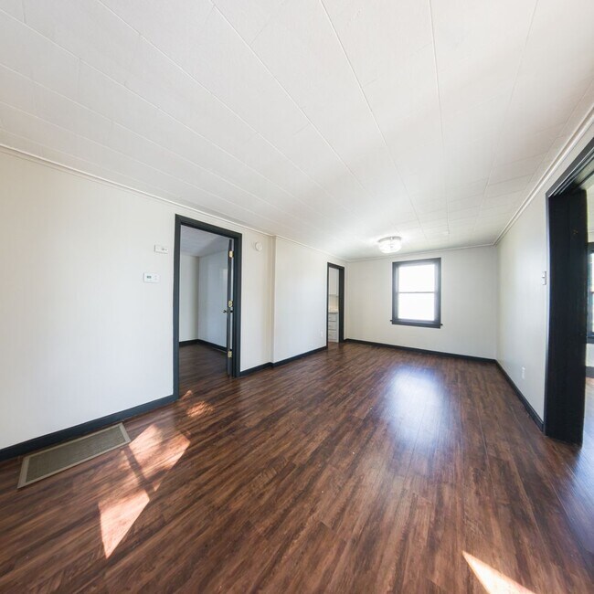 Building Photo - 2 Bedroom 1 Bath 1 Stall Garage For Rent