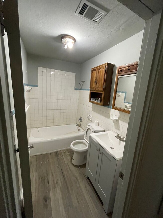 Foto del edificio - 1303 Warner now available for lease! 3 bed...