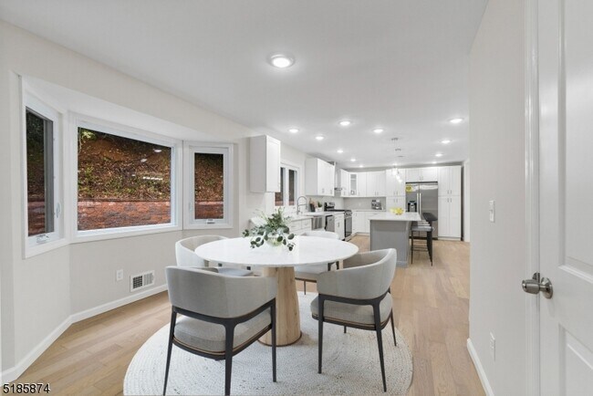 Foto del edificio - 8 Timberline Dr