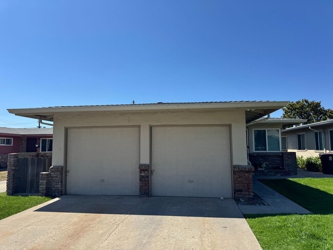 Building Photo - 1056 Pajaro St