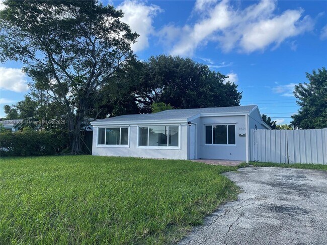 Foto del edificio - 1571 NE 176th St