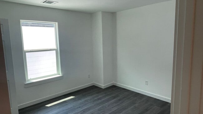 Building Photo - Brand new unit