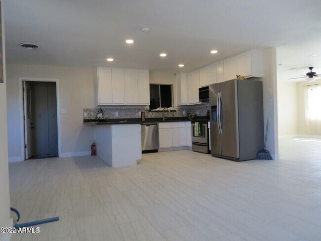 Building Photo - 3618 W El Caminito Dr