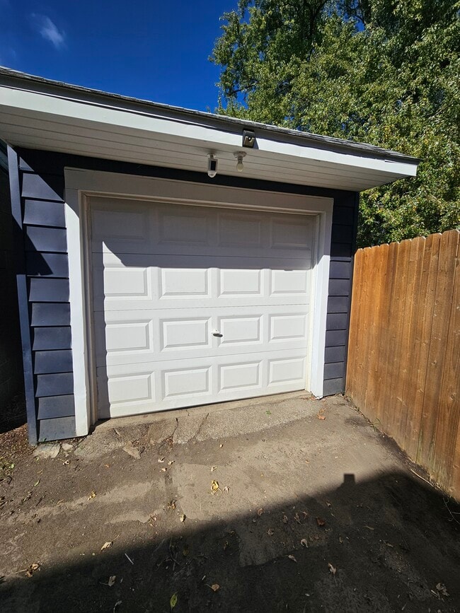 1 car garage/storage - 1740 Fairmount Pky