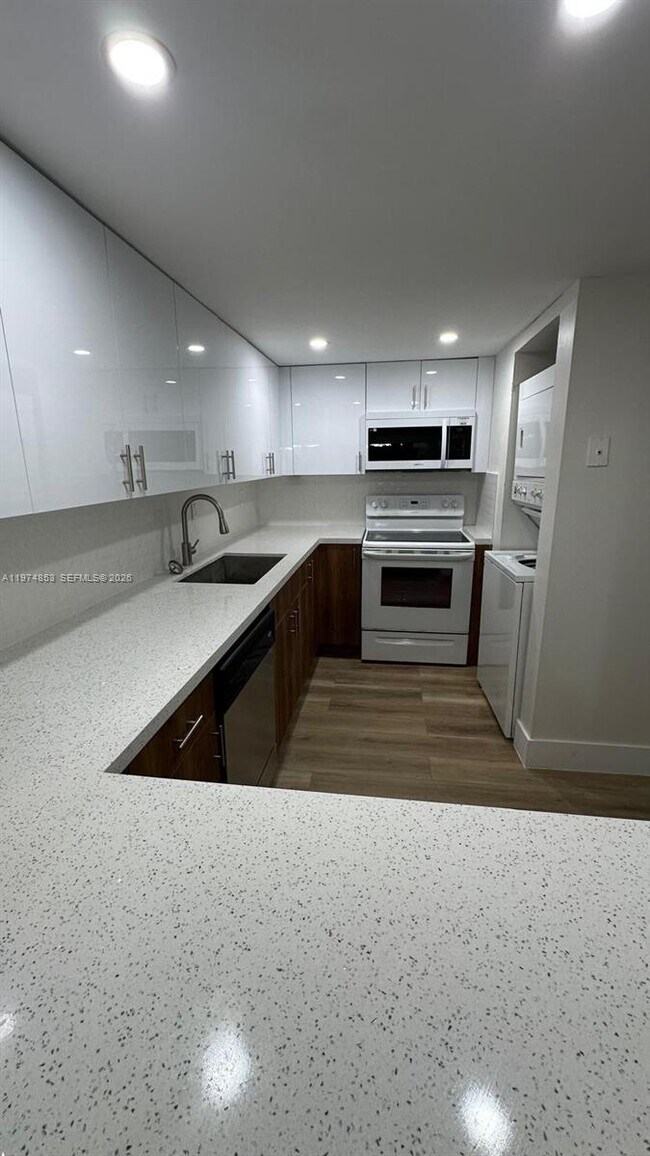 Foto del edificio - 10000 NW 80th Ct