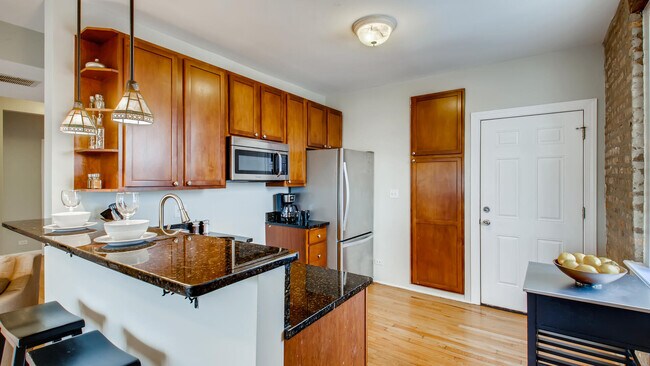 Foto del edificio - 2342 W Granville Ave
