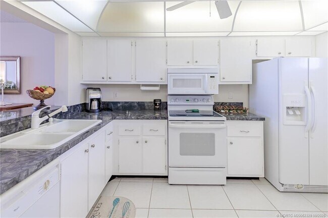 Building Photo - 4200 N Hwy A1A