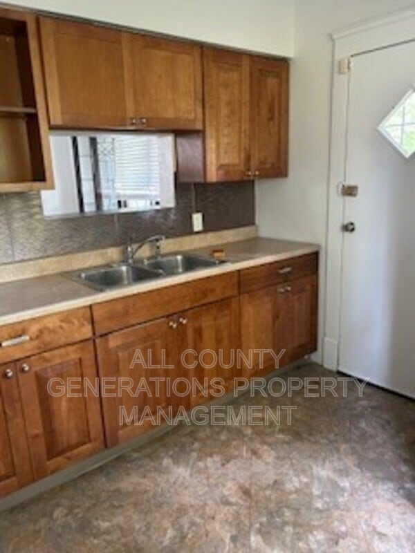 Building Photo - 3313 E 121st St