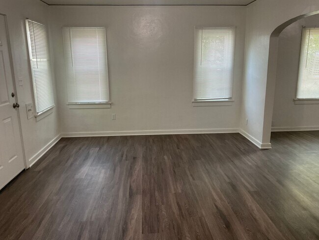 Foto del edificio - 2 bedroom 1 bathroom duplex in Colton