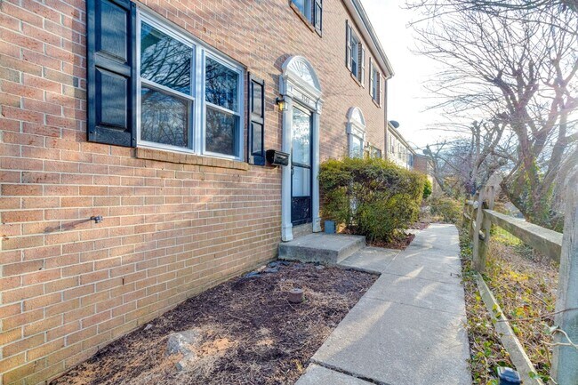 Foto del edificio - 3 Bedroom End of Group Townhome in Parkvil...