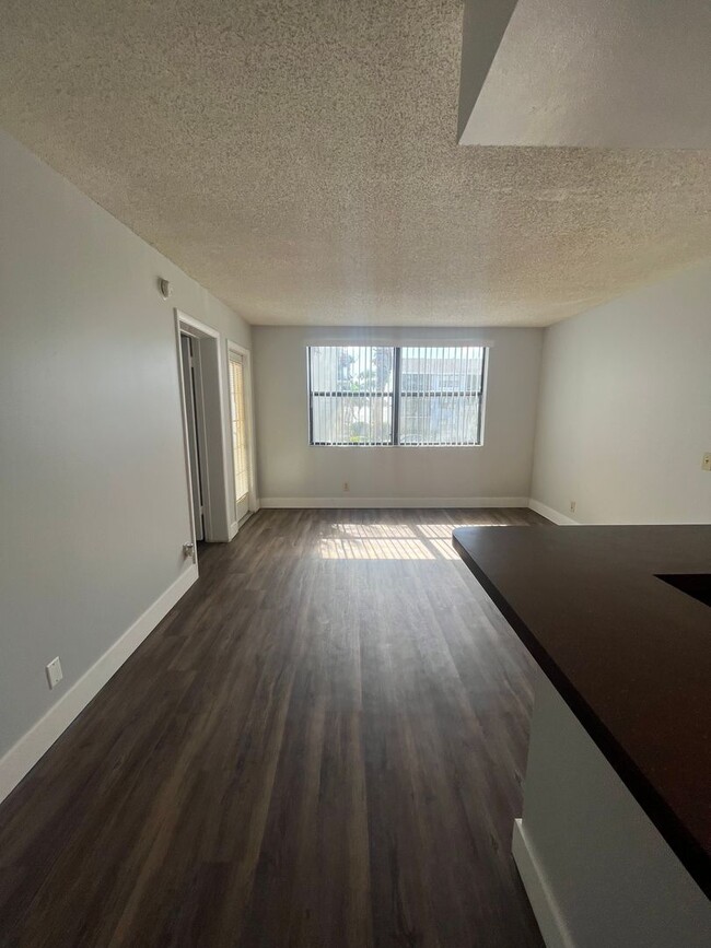 Building Photo - ONE BEDROOM ONE BATHROOM!! Waterfront Comm...