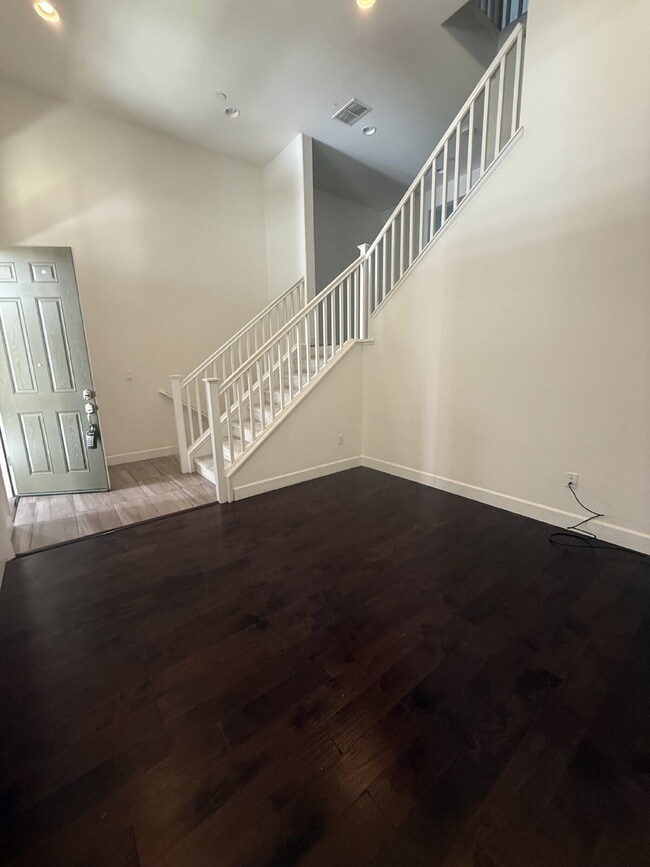 Building Photo - Beautiful Livermore Townhome 2 bedroom and 3 Bathroom Steps from Downtown!