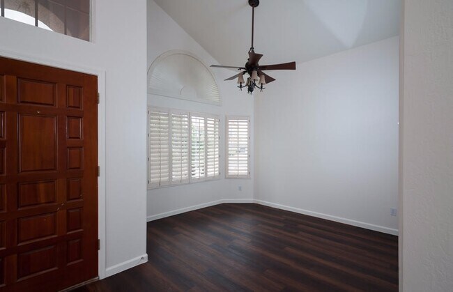 Foto del edificio - 628 W Silver Creek Rd