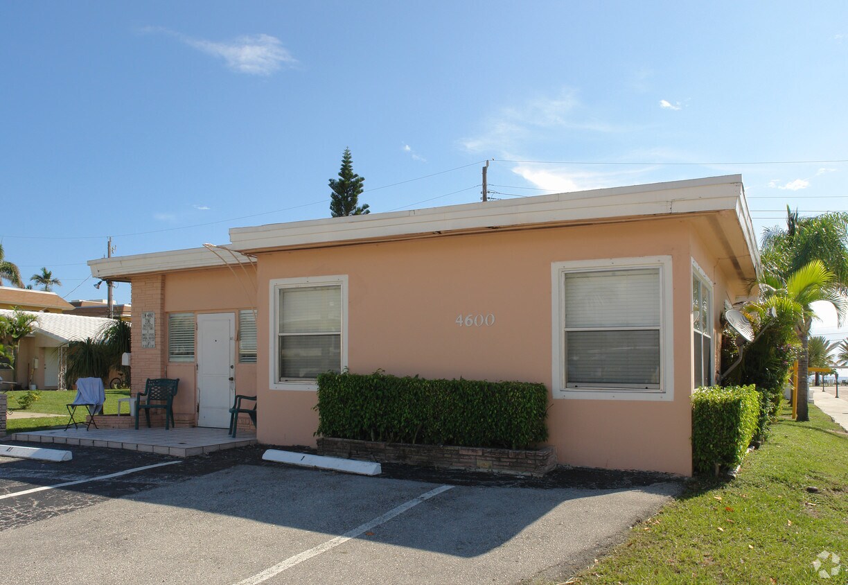 Building Photo - 4600 N Oceanic Dr