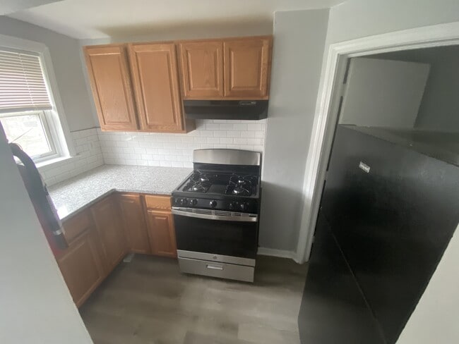 Building Photo - 562 Raritan St