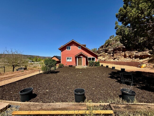 Building Photo - 4-BR Home with Horse Privileges in Apple Valley