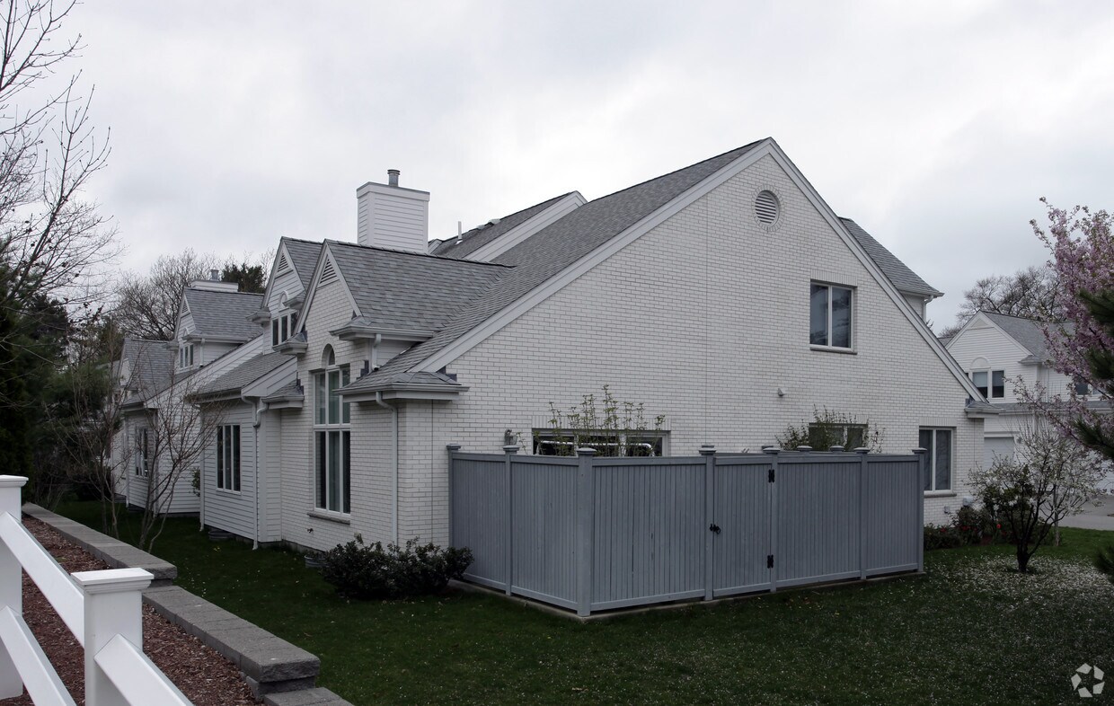 900 916 W Roxbury Parkway Apartments in Chestnut Hill, MA