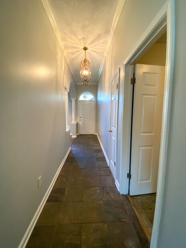 Building Photo - 3 bed, 2 bath in a gated community by Shel...