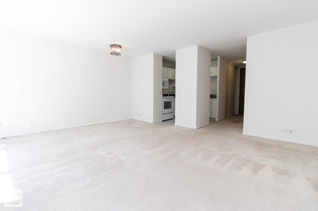Foto del edificio - GOLD COAST: High Rise, Pool, Walk-in Closet