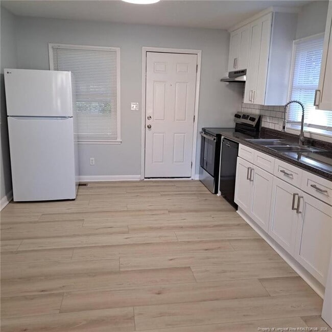 Building Photo - 3923 Glenridge Rd