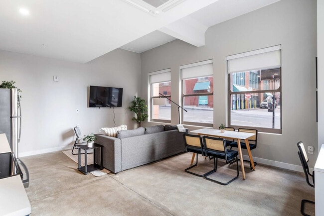 Building Photo - 205 W 4th St