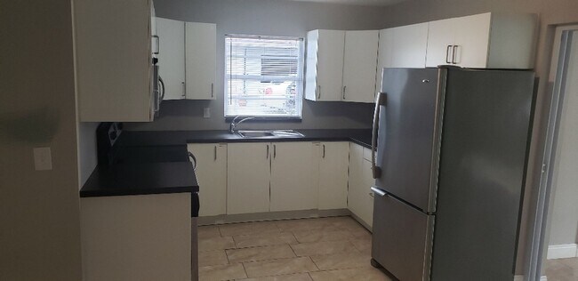 Foto del edificio - NICE, LARGE (SOLAR POWERED!)   4 BED / 2 B...
