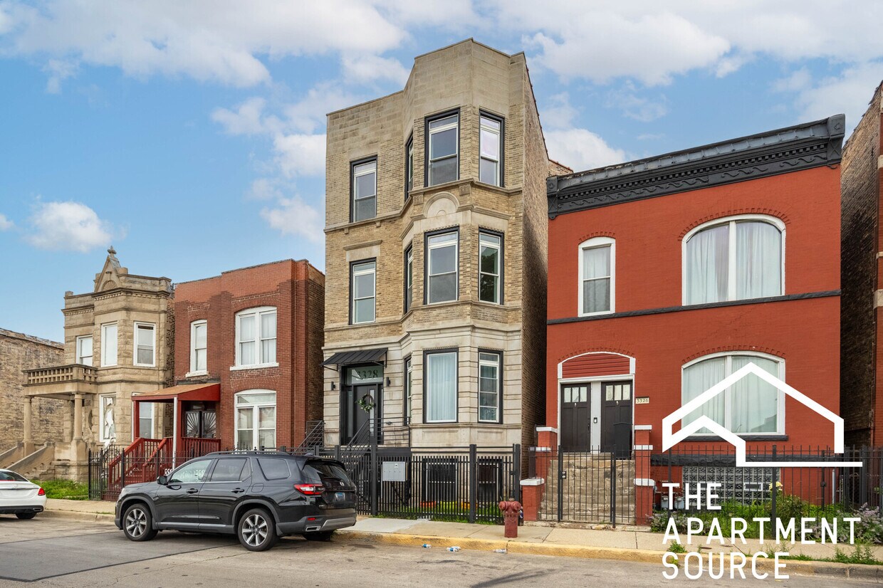 Foto principal - 3328 W Congress Pkwy
