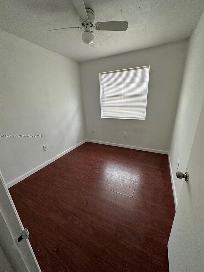 Foto del edificio - 2763 NW 196th St