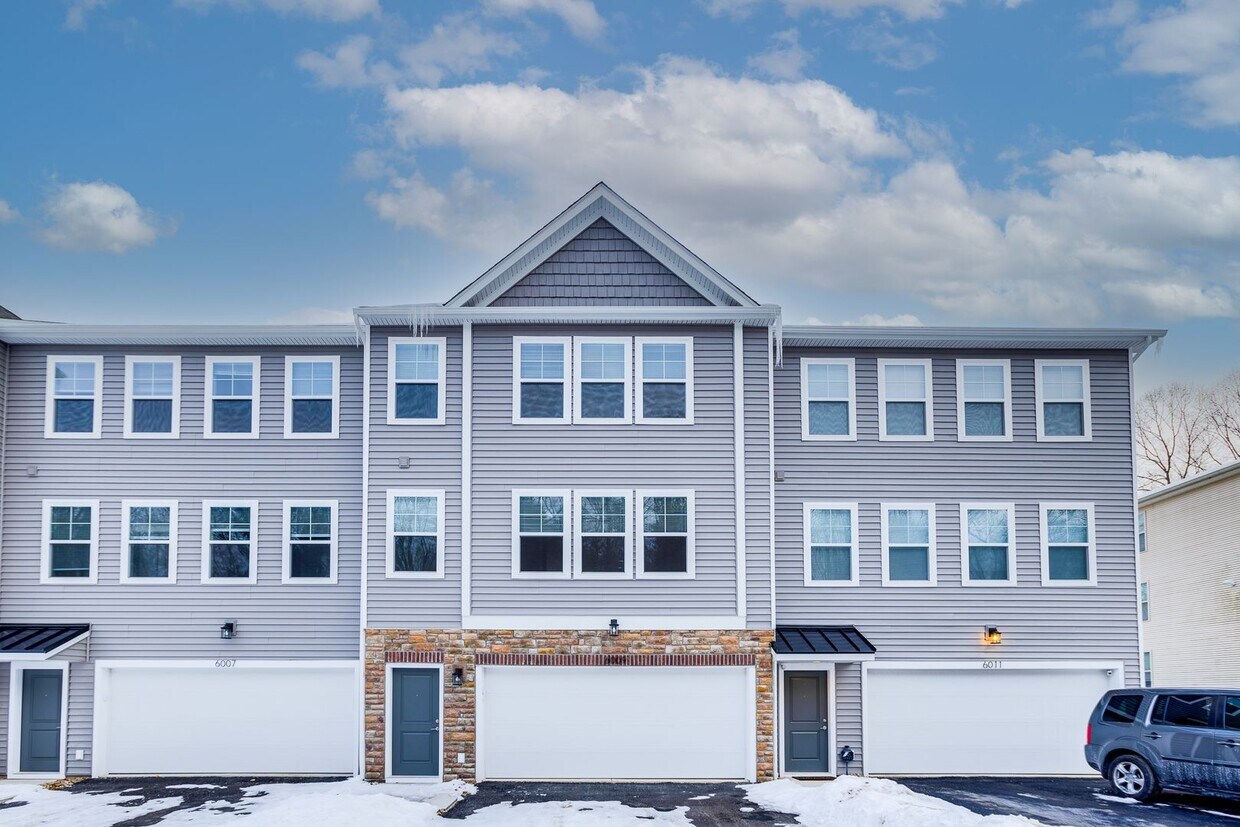 Primary Photo - 3 Bedroom End Unit Townhouses in Franklin ...