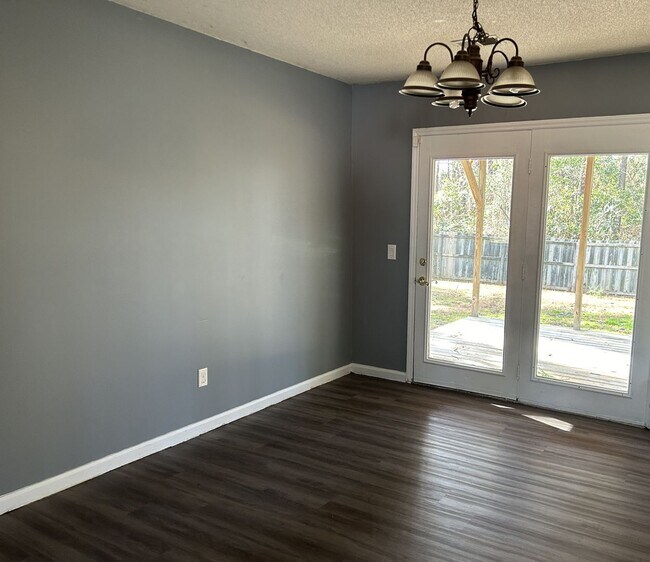 Foto del edificio - 3 bedroom, 2 bath home, with 2 car garage--For Rent. Near Camp Lejeune.