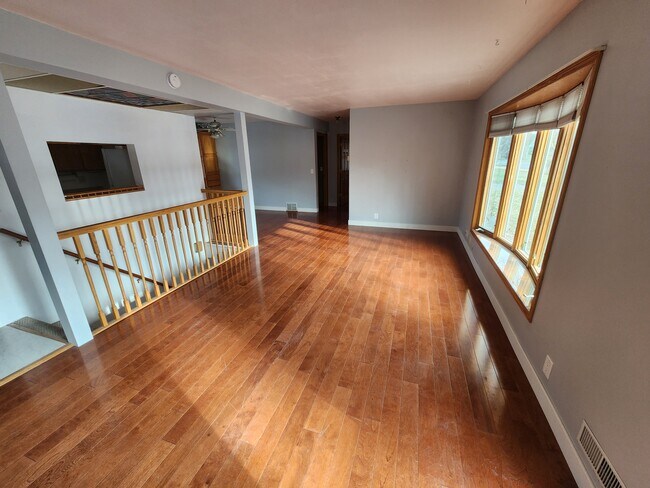 Building Photo - 909 Woody Ln NW