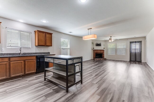 Building Photo - "Charming 3-Bedroom Home with 2.5 Baths and Spacious Living in Fort Worth!"