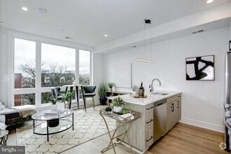 Building Photo - 1014 1/2 17th Pl NE