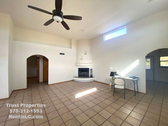Building Photo - Spacious 4/3 off Elks Club