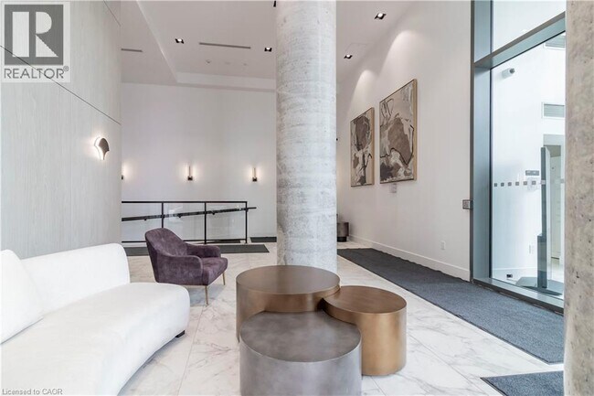 Building Photo - 5 Wellington St S