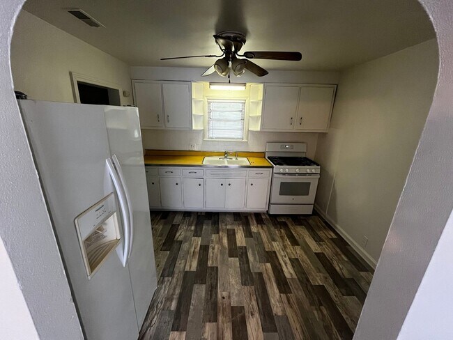 Foto del edificio - Large 2 Bedroom home with a Garage