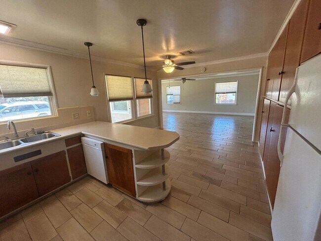 Foto del edificio - Wow, ready for move in, large updated home...